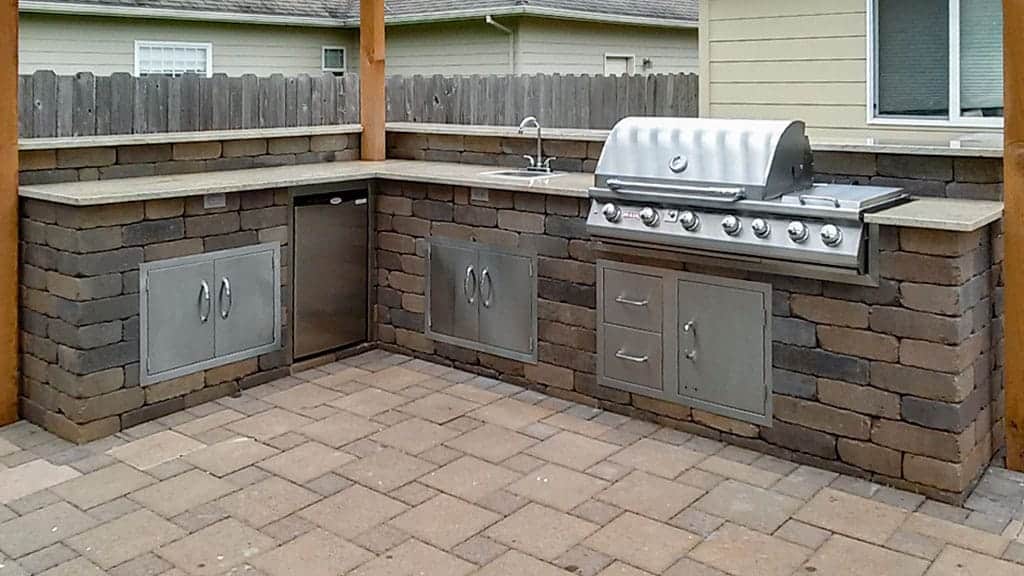 Custom outdoor kitchen by Sta-Built Construction Pacific Northwest